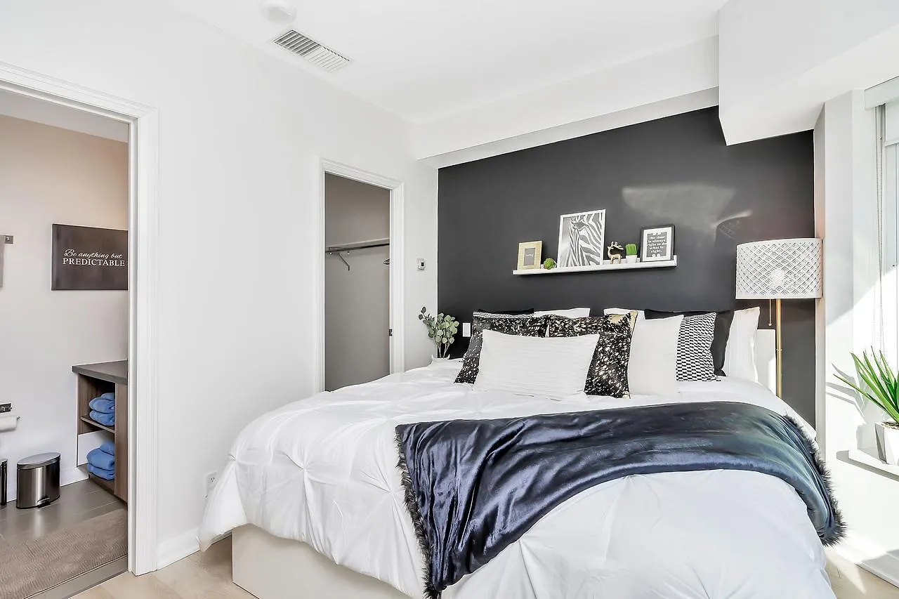 Classic & Trendy Yorkville Condo Toronto 0*,